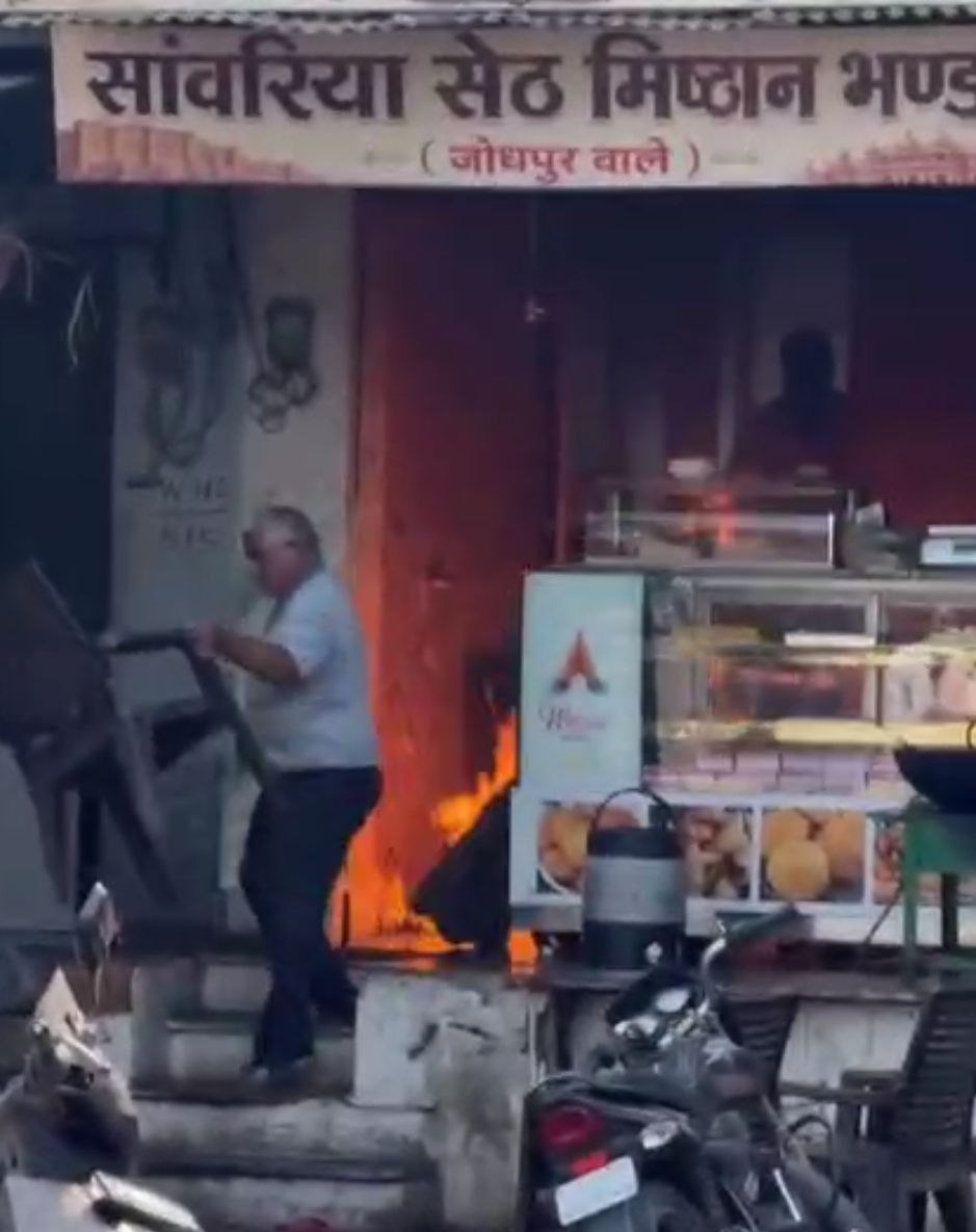 बड़ला चौराहे पर टला बड़ा हादसा, मिष्ठान भंडार में गैस लीकेज से भडक़ी आग