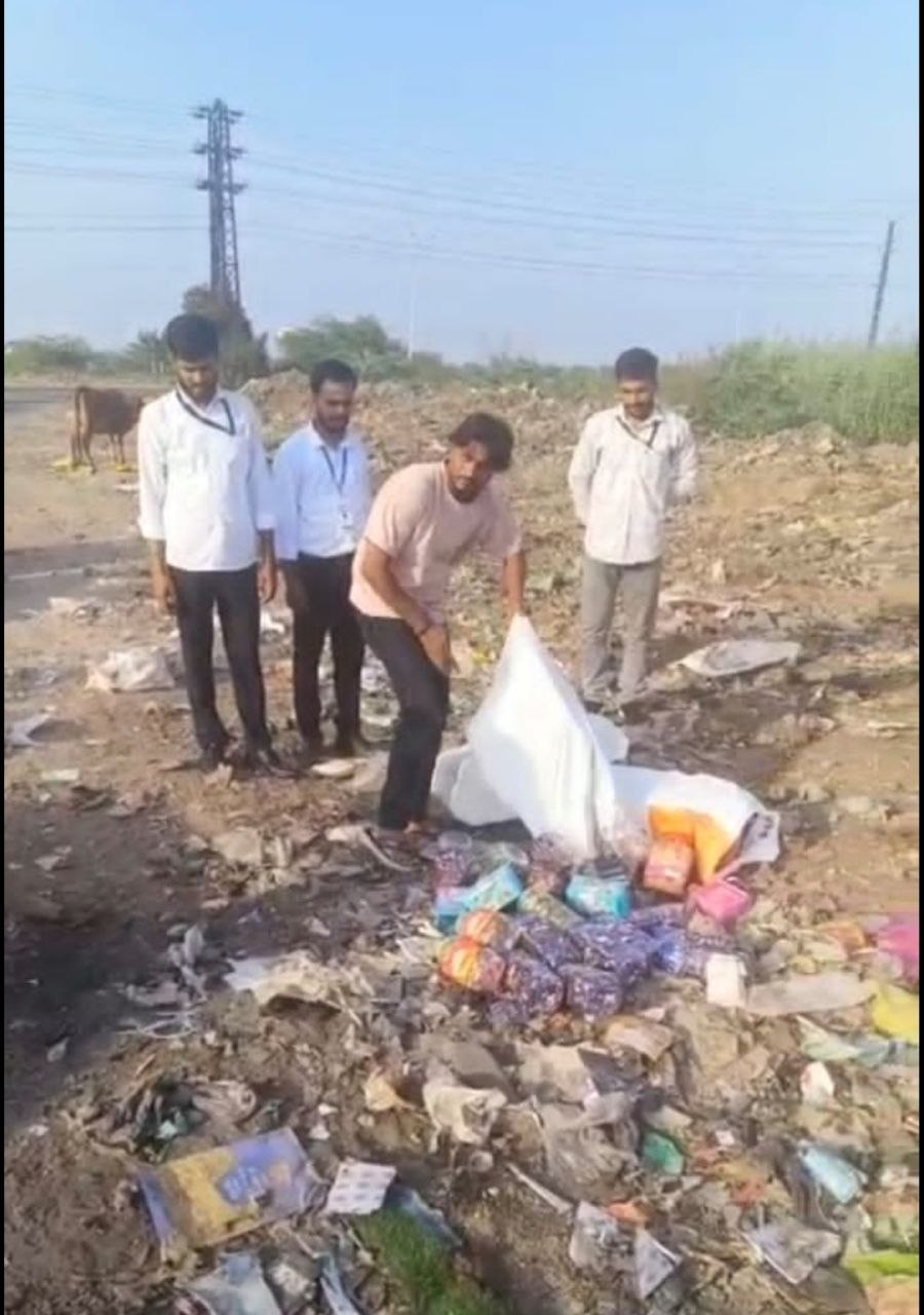 स्वास्थ्य विभाग की टीम ने  40 किलो एक्सपायरी चॉकलेट कराई नष्ट, केक का लिया नमूना