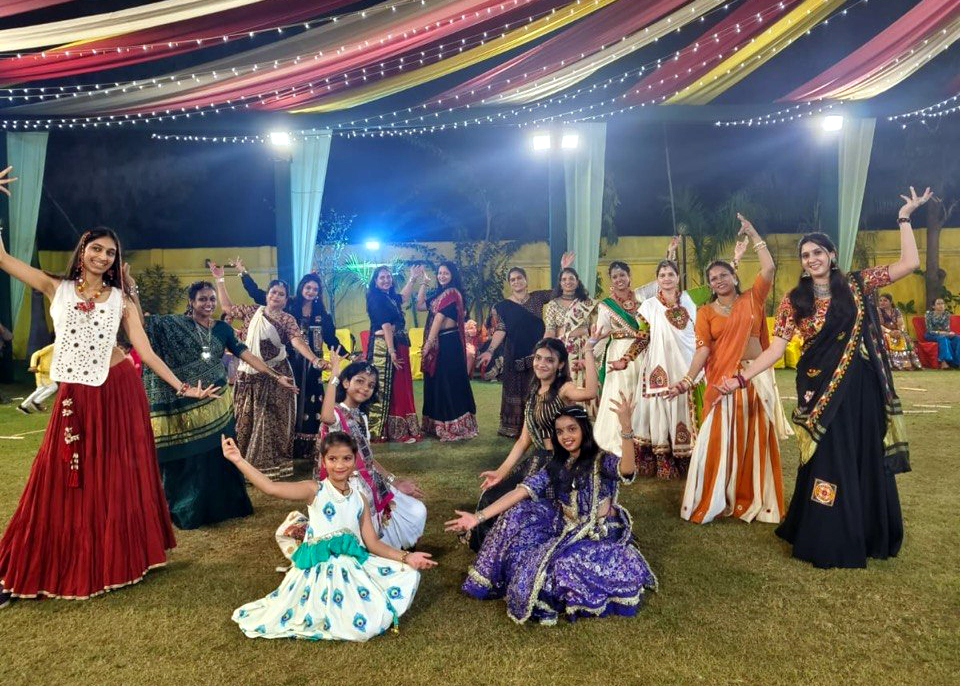 सुजुकी एन्क्लेव में डांडिया की खनक: दो दिवसीय गरबा महोत्सव का समापन, जमकर थिरके कॉलोनीवासी