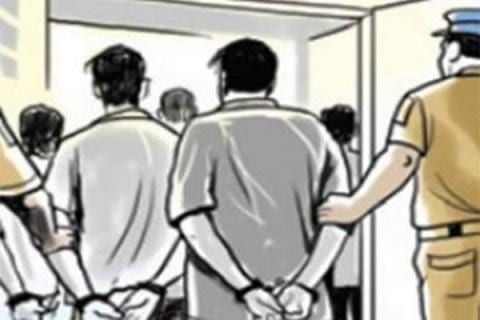 80 वर्षीय बुजुर्ग महिला से मारपीट और लूट के दो आरोपी गिरफ्तार, मुख्य सरगना फरार
