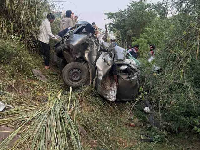 दौसा-मनोहरपुर हाईवे पर खाई में गिरी कार, चार लोगों की मौत और दो गंभीर