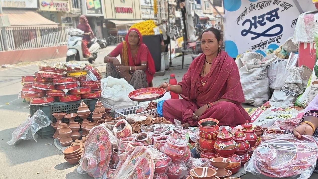 करवा चौथ को लेकर बाजारों म मिट्टी के करवे और पूजन सामग्री की खरीदारी शुरू
