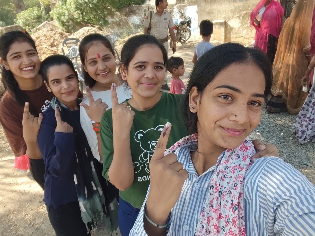 भीलवाड़ा पंचायत चुनाव: गांवों की ‘सरकार’ चुनने के लिए उत्साह, दोपहर 1 बजे तक 29.27% मतदान कुछ स्थानों पर इवीएम खराब