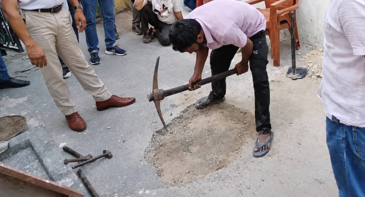 कमला हत्याकांड:  हत्यास्थल पर तीनों आरोपियों को ले गई पुलिस, शुरू की छत की खुदाई